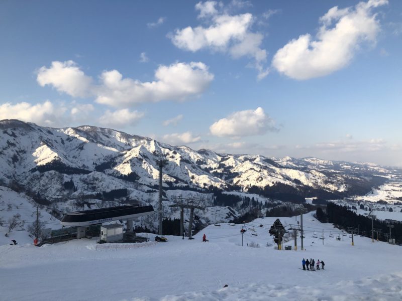 スキー場…大丈夫？　…安心してください。まだ雪あります。