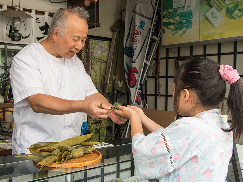 温泉通り 名物笹団子